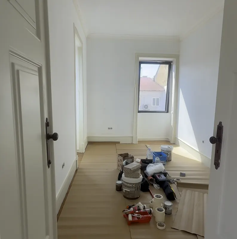 Divisão com material de pintura no chão protegido