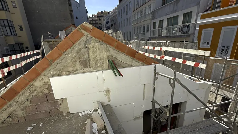 Placas brancas de isolamento térmico coladas nas paredes da obra