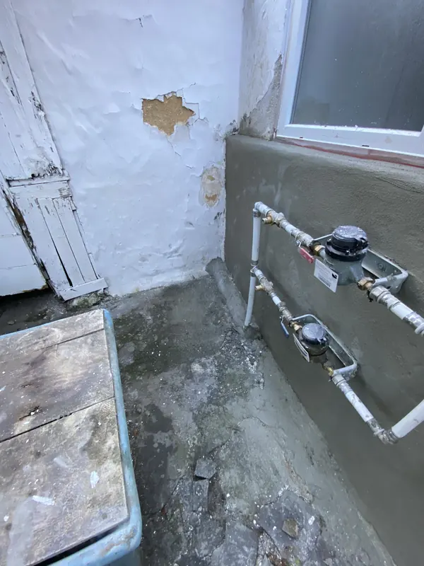 Reboco novo à volta dos contadores e tubos da água