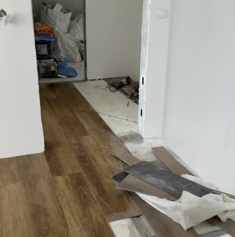 Pavimento flutuante a meio da colocação, com placas ainda no chão
