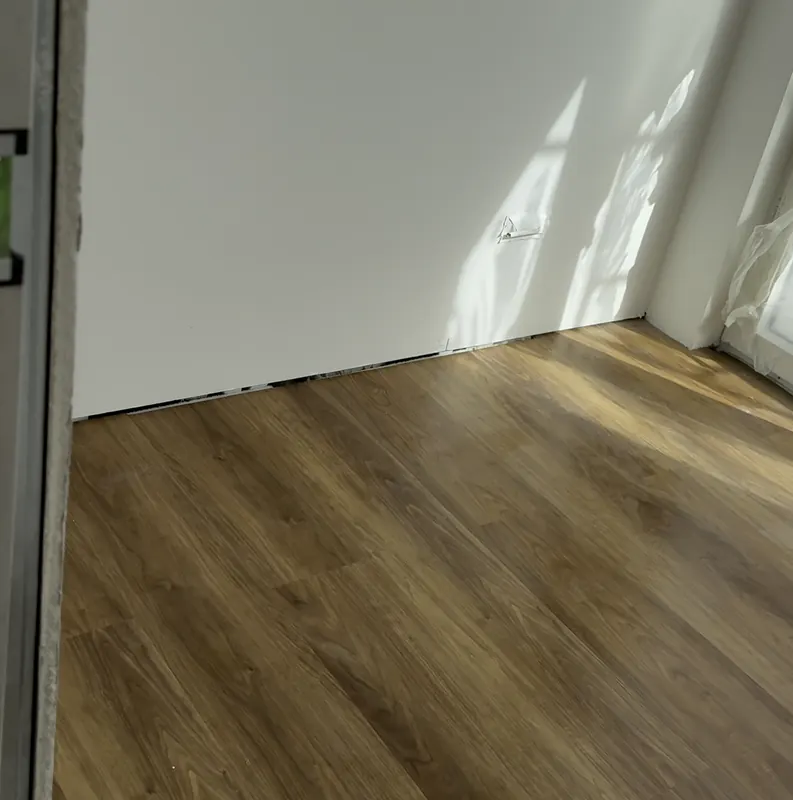Quarto de paredes brancas com pavimento flutuante novo