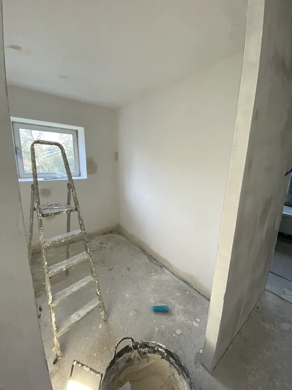 Divisão com paredes e teto barrados, prontos a pintar