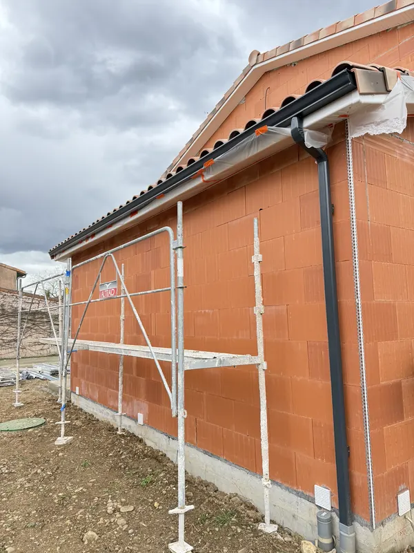 Parede de tijolo com andaime antes de levar reboco