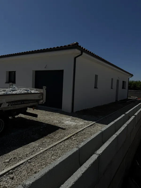 Moradia térrea com o reboco acabado ao fim da tarde