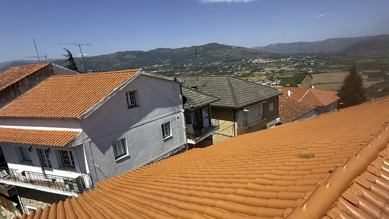 Telhado pintado ao lado de casas vizinhas